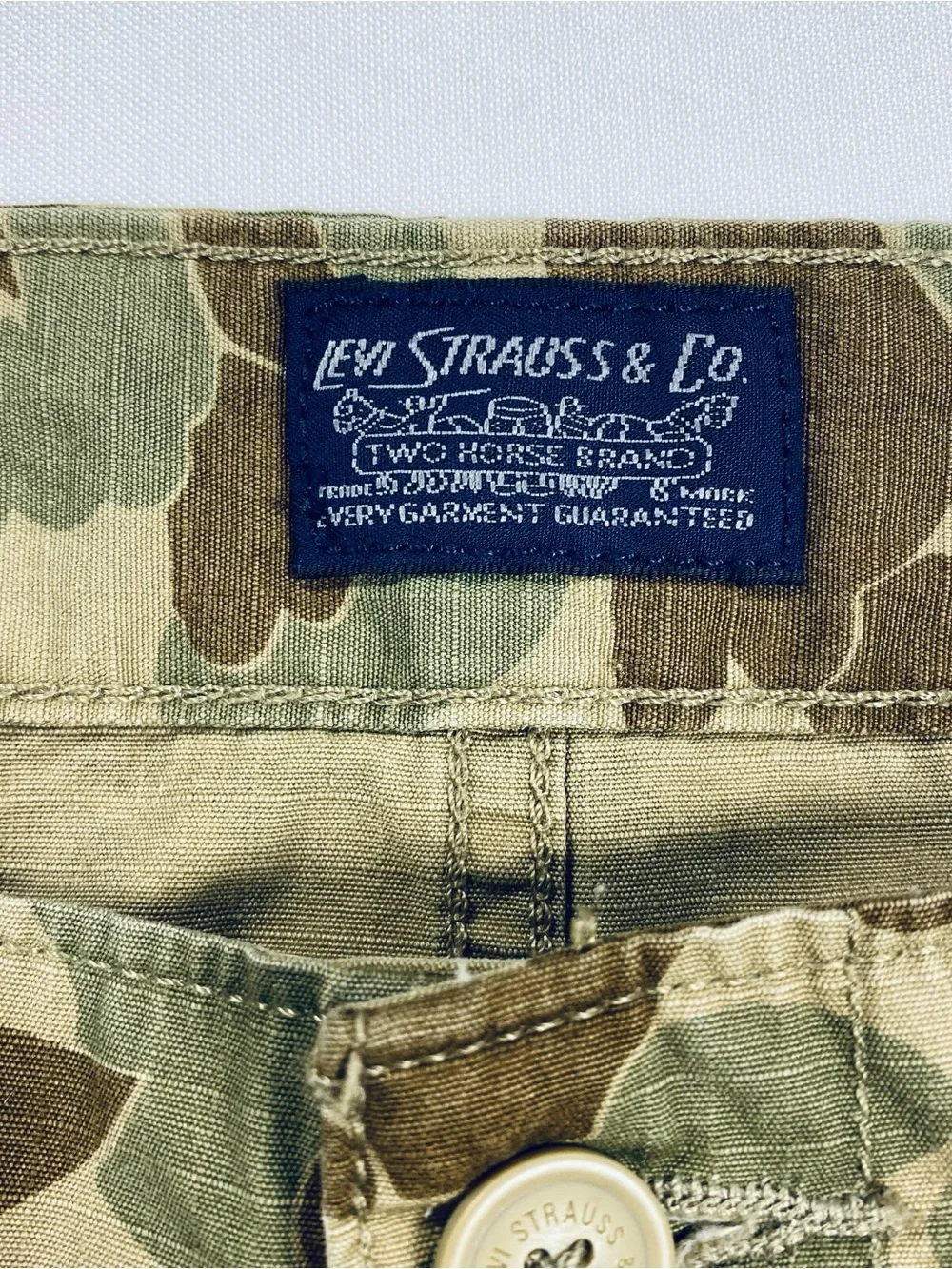 Levi’s Carrier Cargo Shorts Mens 48 Green Camo 10” Inseam 100% Cotton NWT